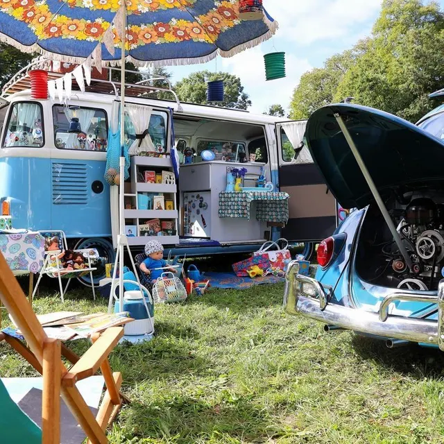 photo une coccinelle et un combi volkswagen qu’on croirait sortis d’une boîte de playmobil® ou de barbie®.  ©  ouest-france