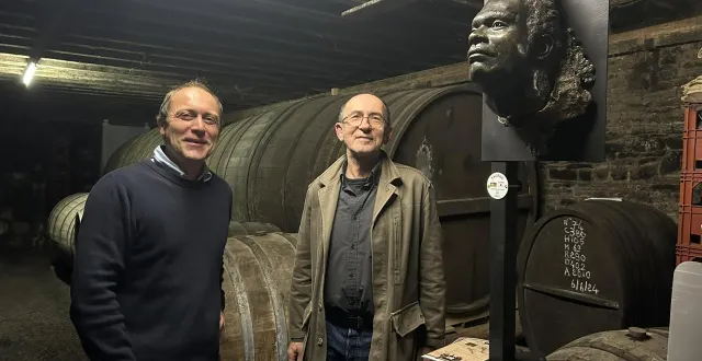 photo  jean-françois huard (à gauche) et jean-michel huard (à droite) commencent la visite avec un bronze de samuel vandégou, descendant d’une famille de kanaks (peuple autochtone de nouvelle-calédonie).  &copy;  ouest-france 