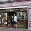 photo  laurelyne rocheteau et florian giraudeau devant la boulangerie. 