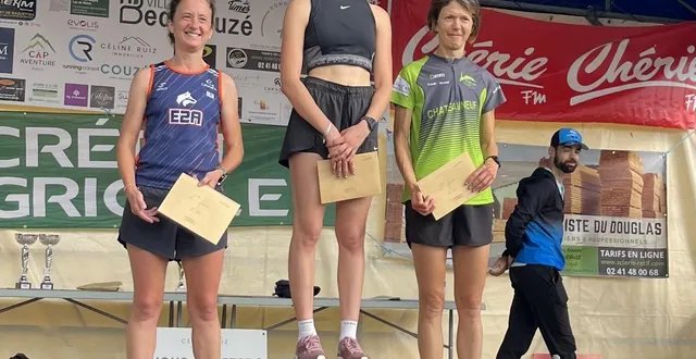 photo  le podium féminin des 15 kilomètres : armelle lepretre (au centre) entourée de cindy robert (à gauche) et marina pelouin (à droite).  &copy;  co 
