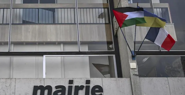 photo  le drapeau palestinien flotte devant la mairie d’allonnes ce lundi 22 septembre.  &copy;  le maine libre - denis lambert 