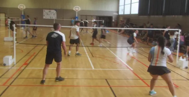 photo  les joueuses et joueurs, adultes ou non, ont bien transpiré sur le parquet de la salle roche-bleue.  &copy;  ouest-france 