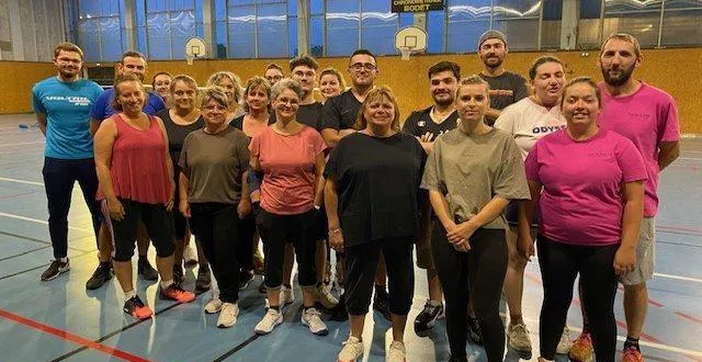 photo  vivien villaines (en bleu à gauche) entame sa deuxième année à la tête du club.  &copy;  le maine libre 