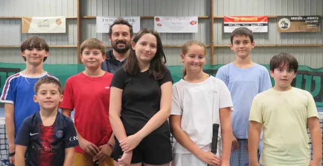 photo  jérémy barré, éducateur, entouré de jeunes qui viennent régulièrement à la salle de tennis d’aigné pour leurs cours.  &copy;  le maine libre 