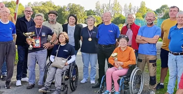 photo  à l’heure des résultats, les lauréats avec leurs récompenses.  &copy;  le maine libre 