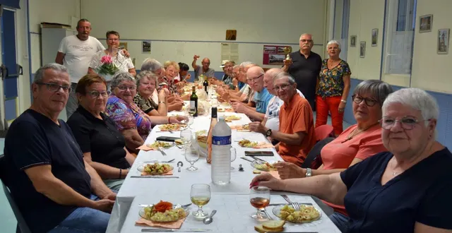 photo  debout, les vainqueurs hommes (à droite) et femmes accompagnés des présidents respectifs.  &copy;  le maine libre 