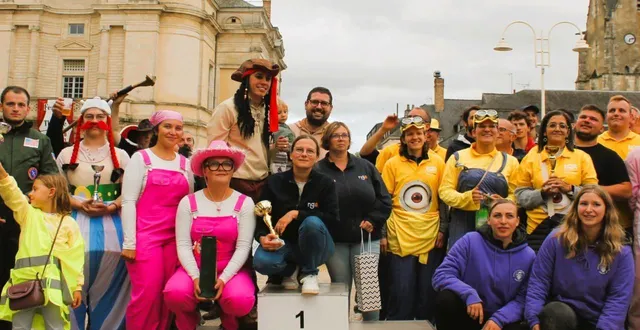 photo  ambiance conviviale autour du podium.  &copy;  le maine libre 