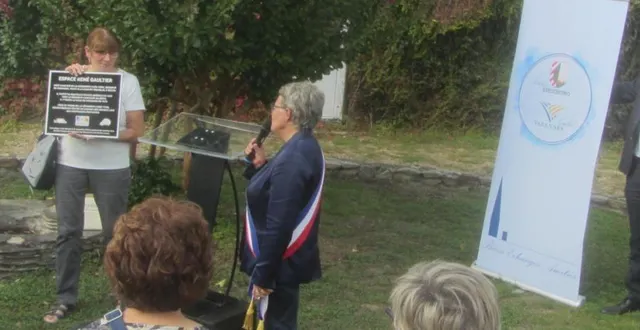 photo  josée tétreault et marcel lussier (à gauche, de profil) ont offert une plaque commémorative à la municipalité béconnaise.  &copy;  ouest-france 