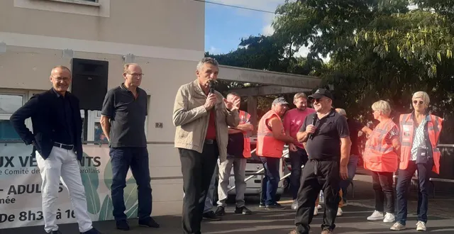photo  le maire jean-pierre hébé a salué, pour la dernière fois en tant qu’élu, tout comme claude guérin, françois mombrun pour l’excellente organisation du comité des fêtes.  &copy;  ouest-france 