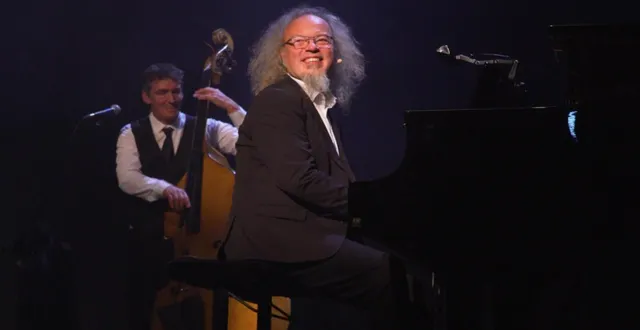 photo  simon fache a dévoilé ses talents d’humour avec ses musiciens pour le plus grand bonheur du public.  &copy;  antoine bausson 