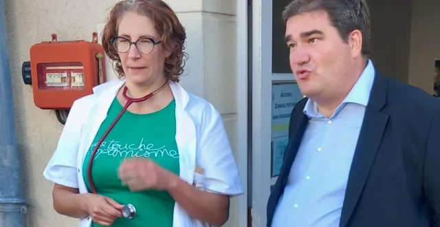 photo  olivier blitz, le sénateur, s’est longuement entretenu avec carolinez collignon, médecin intervenant en consultations non programmées à l’hôpital.  &copy;  ouest-france. 