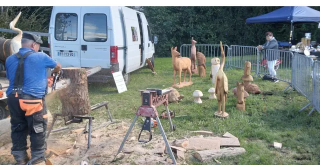 photo  gérard ferruel et ses sculptures à la tronçonneuse, dimanche, lors de la 7e édition de la fête de la nature, organisée par le comité des fêtes, présidé par franck deslandes. cette fête a été organisée pour la première fois en 2018.  &copy;  ouest-france 