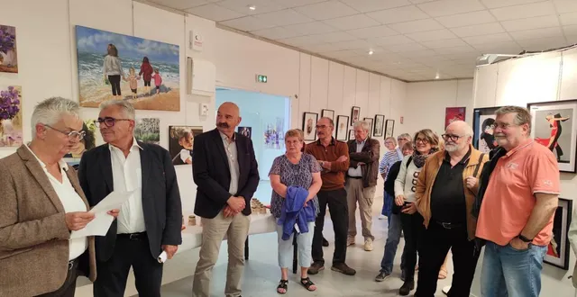 photo  le vernissage du salon d’automne s’est déroulé samedi soir, à la galerie des tanneurs.  &copy;  ouest-france 