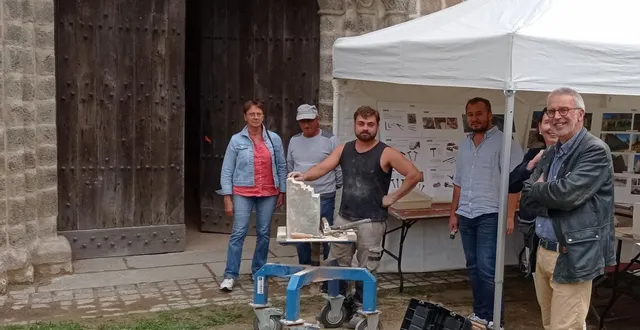 photo  loïc, tailleur de pierre, en démonstration pour les visiteurs. à sa droite, guillaume le brethon, responsable des travaux récents, explique leur bien-fondé, sur une période d’un an et demi.  &copy;  ouest-france 