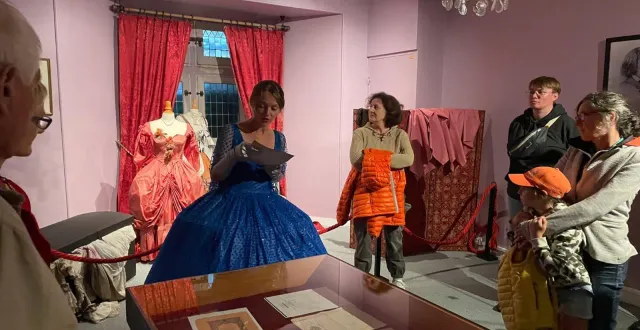 photo  des visiteurs conquis par la beauté du musée et les explications apportées.  &copy;  ouest-france 