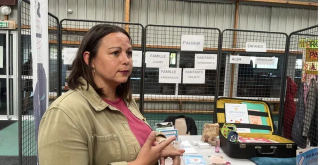 photo  lucie lemoine, coordinatrice famille de pass’âge, présentait les actions de l’association lors du forum de rentrée.  &copy;  co. 