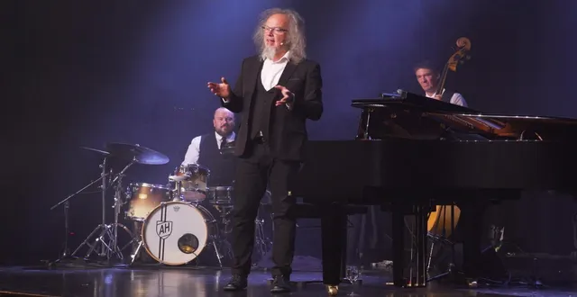 photo  simon fache avec, à la batterie, armand havet et fabrice l’homme à la guitare.  &copy;  co 