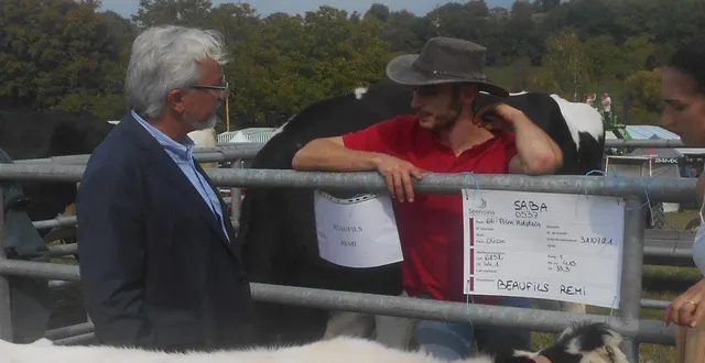 photo  le député éric martineau en conversation avec de jeunes agriculteurs.  &copy;  ouest-france 