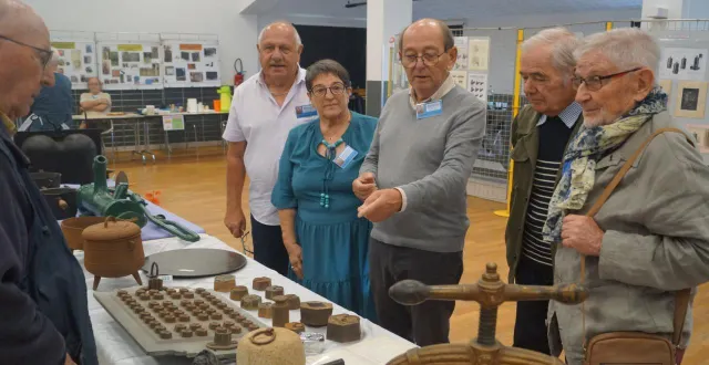 photo  les forgerons d’antoigné ont, comme à l’accoutumée lors des journées européennes du patrimoine, proposé une exposition à la salle des fêtes du village. grâce aux travaux de recherches de bernard houel, animateur, et laurence hervé-beaury, présidente, le public venu nombreux lors des deux journées, a pu découvrir un ensemble d’objets du quotidien fabriqués le siècle dernier dans l’usine chappée et ses filiales.  &copy;  ouest-france 