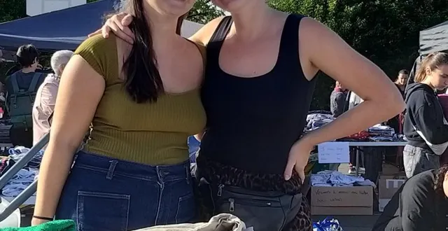 photo  servane et constance étaient parmi les 275 exposants du vide-greniers.  &copy;  ouest-france 