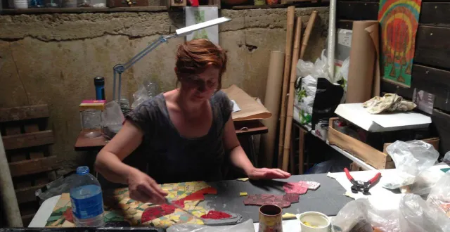 photo  stéphanie le chevallier dans son atelier.  &copy;  musee de la musique mecanique 