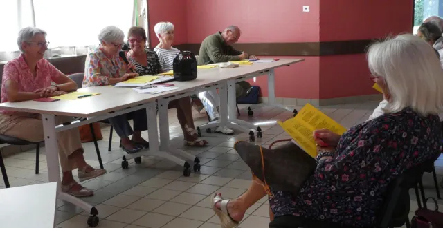 photo  entourée par des membres du bureau, dany cerru, la présidente au micro, a animé, cette réunion de rentrée dans la bonne humeur.  &copy;  ouest-france 