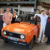 photo  c’est en famille que frédéric thiberge et sa femme vanessa (à gauche de la voiture) ont fêté les vingt ans de leur présence au garage à poillé-sur-vègre. 