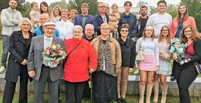 photo  solange et gérard, entourés de leurs proches, dont le petit dernier, sylvain, né en mai dernier.  &copy;  le maine libre 