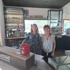 photo  le mans, septembre 2025. marina jouninet (à gauche) en compagnie de sylvia, sa belle-mère cuisinière chez louisette cantine. 