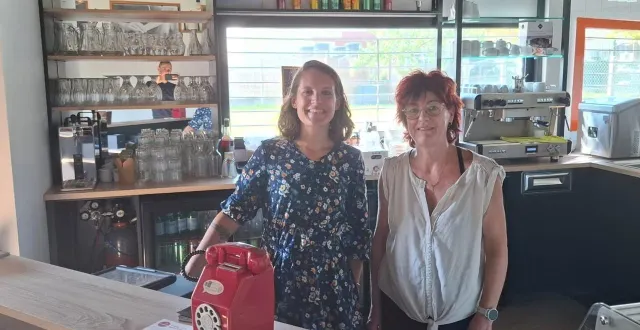 photo  le mans, septembre 2025. marina jouninet (à gauche) en compagnie de sylvia, sa belle-mère cuisinière chez louisette cantine.  &copy;  le maine libre 