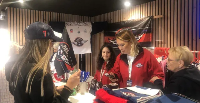 photo  à la boutique des ducs d’angers (maine-et-loire), mardi 16 septembre 2025, les supporters viennent acheter des produits dérivés.  &copy;  ouest-france 
