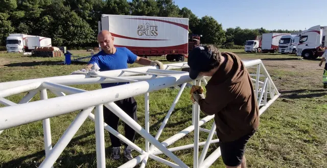 photo  les derniers éléments du chapiteau sont démontés et nettoyés avant d’être mis sur les camions.  &copy;  le maine libre 