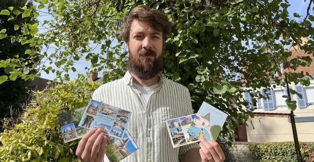photo  les cartes postales de la ferté-bernard, des villages aux alentours et des paysages du perche émeraude, ici l’été dernier dans les mains de clément vincent de l’office de tourisme, ont rencontré un grand succès en 2025.  &copy;  le maine libre 