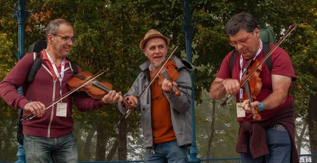 photo  l’association la loure œuvre pour la préservation du répertoire traditionnel normand.  &copy;  archives ouest-france 