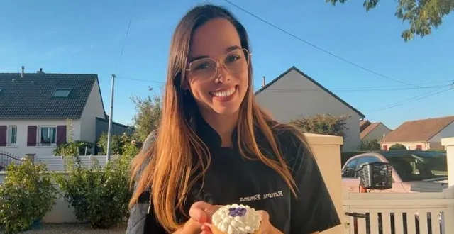 photo  emma renou avec l’une de ses créations gourmandes  &copy;  emma renou 