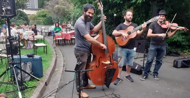 photo  zajigaï, groupe angevin de musique tzigane a animé la première soirée, avec evan lavignotte au violoncelle, jules moreau à la guitare et au chant, nahuel baeza au violon et vincent froger au son.  &copy;  ouest-france 