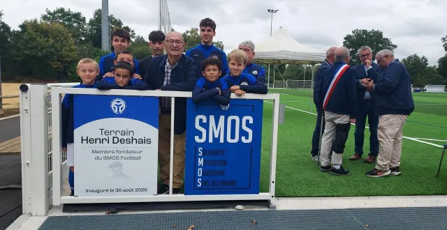 photo  henri deshais entouré d’enfants lors de l'inauguration du terrain synthétique qui porte son nom, le 30 août dernier.  &copy;  ouest-france 