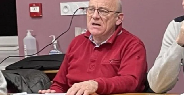 photo  gilles mallet, ému devant ses conseillers municipaux : « je ne me présenterai pas aux élections municipales en mars 2026. »  &copy;  archives ouest-france 