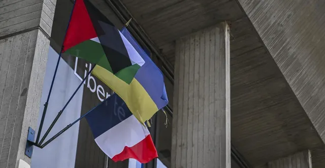 photo  le drapeau palestinien hissé sur le fronton de la mairie d’allonnes.  &copy;  le maine libre - denis lambert 