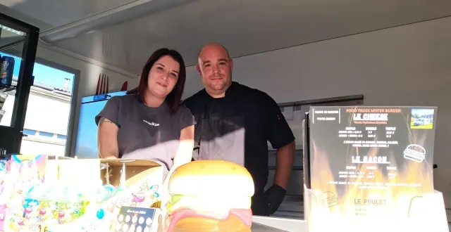 photo  c’est sur le parking de jess’boutiq que déborah et christopher ont commencé leur première installation ce mercredi 17 septembre 2025.   &copy;  le maine libre 