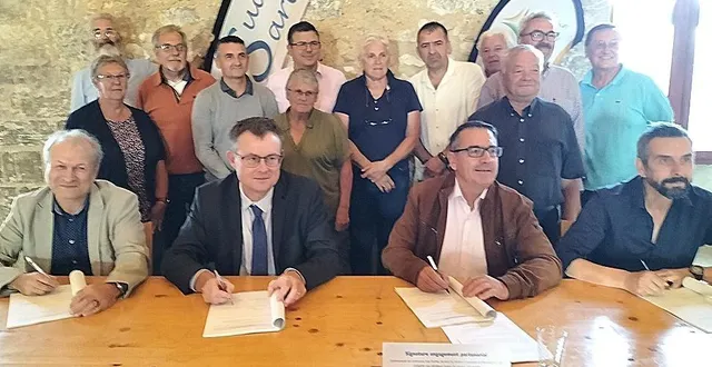 photo  en prologue de la réunion, une convention pour la modernisation et l’amélioration de la qualité des comptes une convention a été signée avec la ddfip (direction départementale des finances publiques).  &copy;  le maine libre 