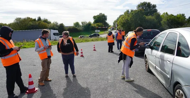 photo  au niveau de la membrolle-sur-longuenée, chaque automobiliste est dévié vers un parking. là, des enquêteurs cherchent à connaître les raisons de son déplacement.  &copy;  ouest-france 