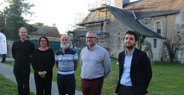 photo  représentants de l’église, de la région, de la fondation du patrimoine, le maire de la fontaine-saint-martin, christophe libert, et léo cany, architecte du patrimoine, ont présenté les travaux qui attendent l’église saint-martin pour les prochains mois.  &copy;  ouest-france 
