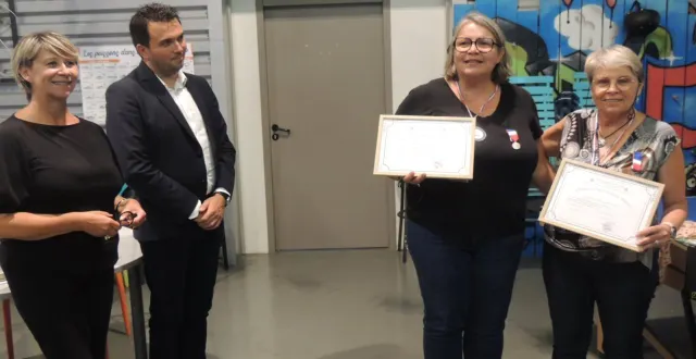 photo  caroline soulard (à gauche) et le maire benoît cochet ont honoré les récipiendaires séverine joly et sylvie gontier.  &copy;  ouest-france. 