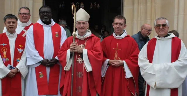 photo candé. julien élie, nouveau prêtre installé dans la commune 