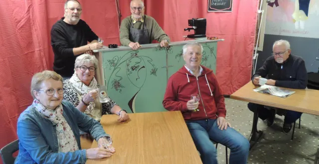 photo  « le dernier bistrot » est une pièce adaptée et imaginée par alain rayer (en haut à gauche).  &copy;  ouest-france. 