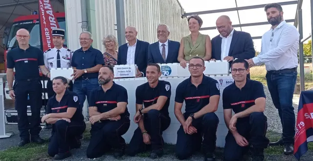 photo  les officiels et quelques-uns des pompiers du centre de première intervention, situé à amuré.  &copy;  co 