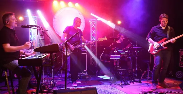 photo  le groupe parallel project n’est composé que de quatre musiciens susceptibles cependant d’enflammer l’auditoire avec les musiques pop rock des décennies lointaines.  &copy;  co 