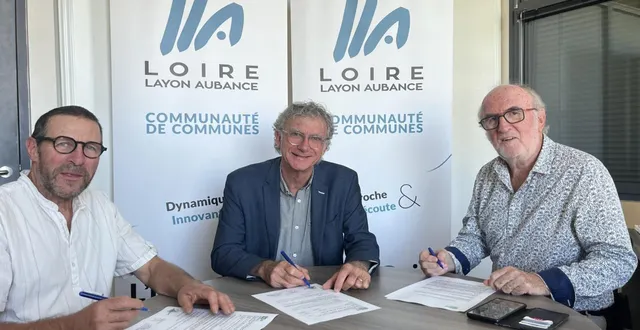 photo  jean-claude besnard, coprésident de la ciap, marc schmitter, président de la cc.lla et jean-yves le bars, vice-président développement économique lors de la signature.  &copy;  co 