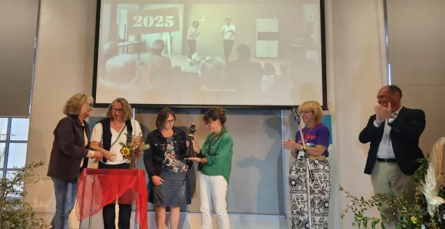 photo  la compagnie on se bouge a remporté les suffrages du public et emporté le trophée de mehri vakili.  &copy;  le maine libre 